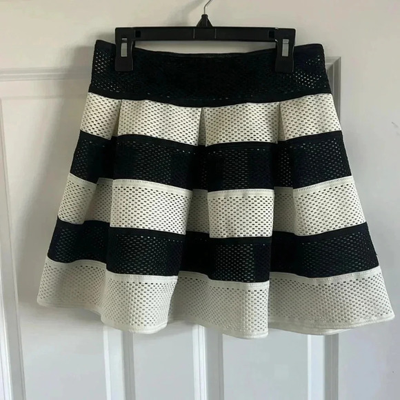 Umgee Perforated Pleated Mini Skirt Size S - Picture 1 of 4
